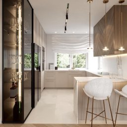 Wawrzyniak Karol - Nowoczesna kuchnia z jasnymi meblami, wyspą z białymi hokerami i przeszkloną witryną z oświetleniem eksponującą szkło i butelki.