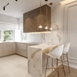 Nowoczesna kuchnia z wyspą wykończoną marmurem, drewnianymi szafkami górnymi z wzorem chevron i złotymi lampami wiszącymi, oświetlona światłem dziennym z okna.