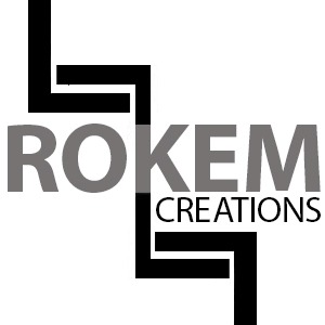 Logo firmy Rokem Creations, stylizowane litery tworzące abstrakcyjny kształt, nazwa firmy w szarym kolorze, czarne elementy graficzne.