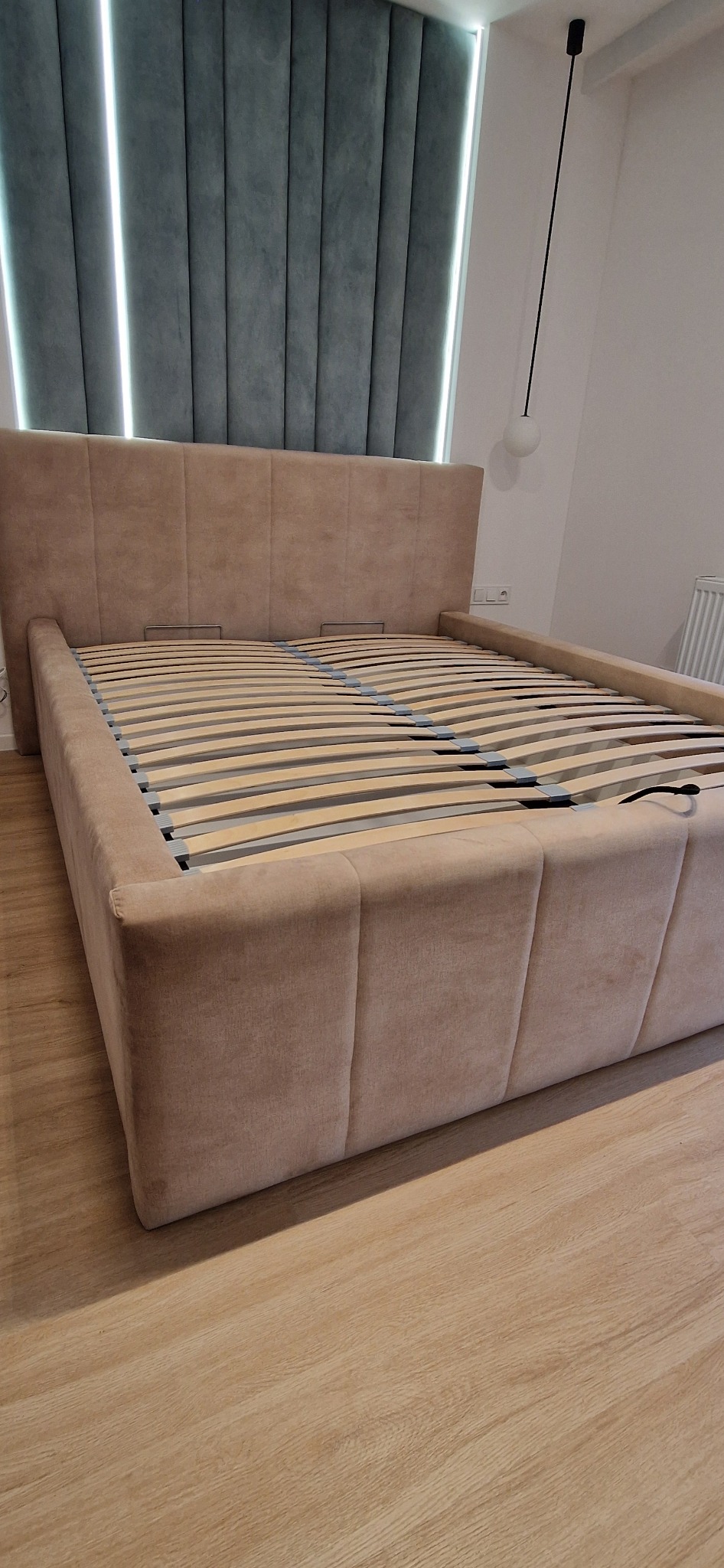 Łóżko tapicerowane. Panele na snianie tapicerowane.