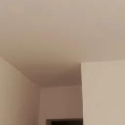 Wnętrze po malowaniu: świeżo pomalowany sufit i ściany w jasnym odcieniu, widoczne kable wystające ze ściany, przygotowane do montażu oświetlenia.