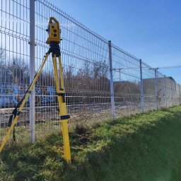 Pomiary terenowe
Pomiary są wykonywane z uwzględnieniem różnych czynników, takich jak ukształtowanie terenu, istniejące budowle czy inne obiekty.