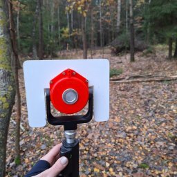 Wytyczanie granic
Proces ten obejmuje ustawienie znaczników granicznych, takich jak tyczki, kamienie graniczne czy stalowe kolce, które jednoznacznie określają obszar nieruchomości.