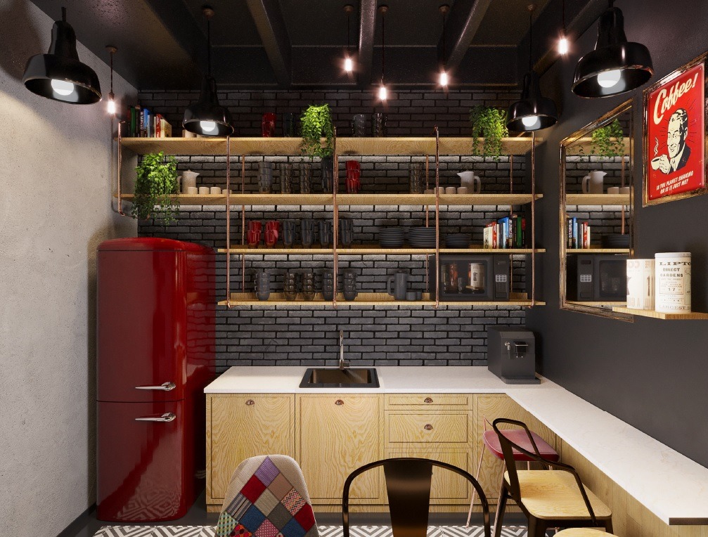 Nowoczesna kuchnia z drewnianymi szafkami, czerwona lodówka w stylu retro, otwarte półki z dekoracjami i ceglaną ścianą w tle, oświetlona wiszącymi lampami.