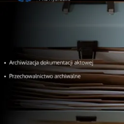Otwarta teczka archiwizacyjna z zawartością dokument&oacute;w, widoczne zakładki i segregatory wewnątrz, na g&oacute;rze logo firmy PRS Hydraulic.