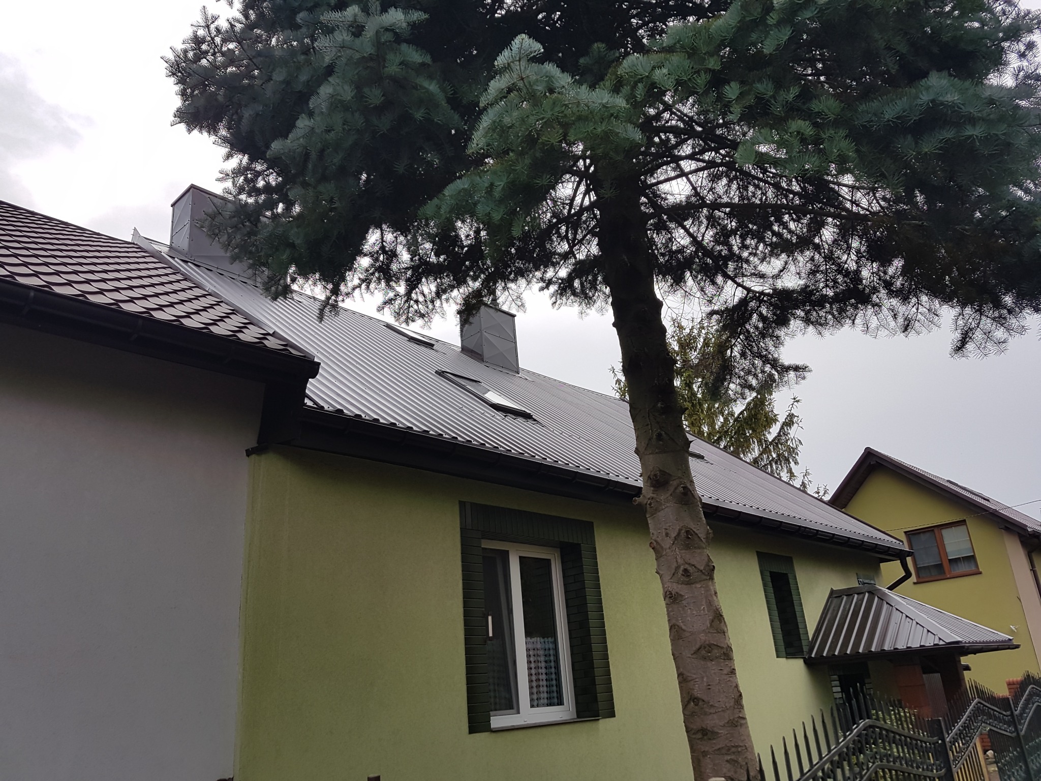 Wykonanie dachu, wejścia i kominów. Trapez T-18.