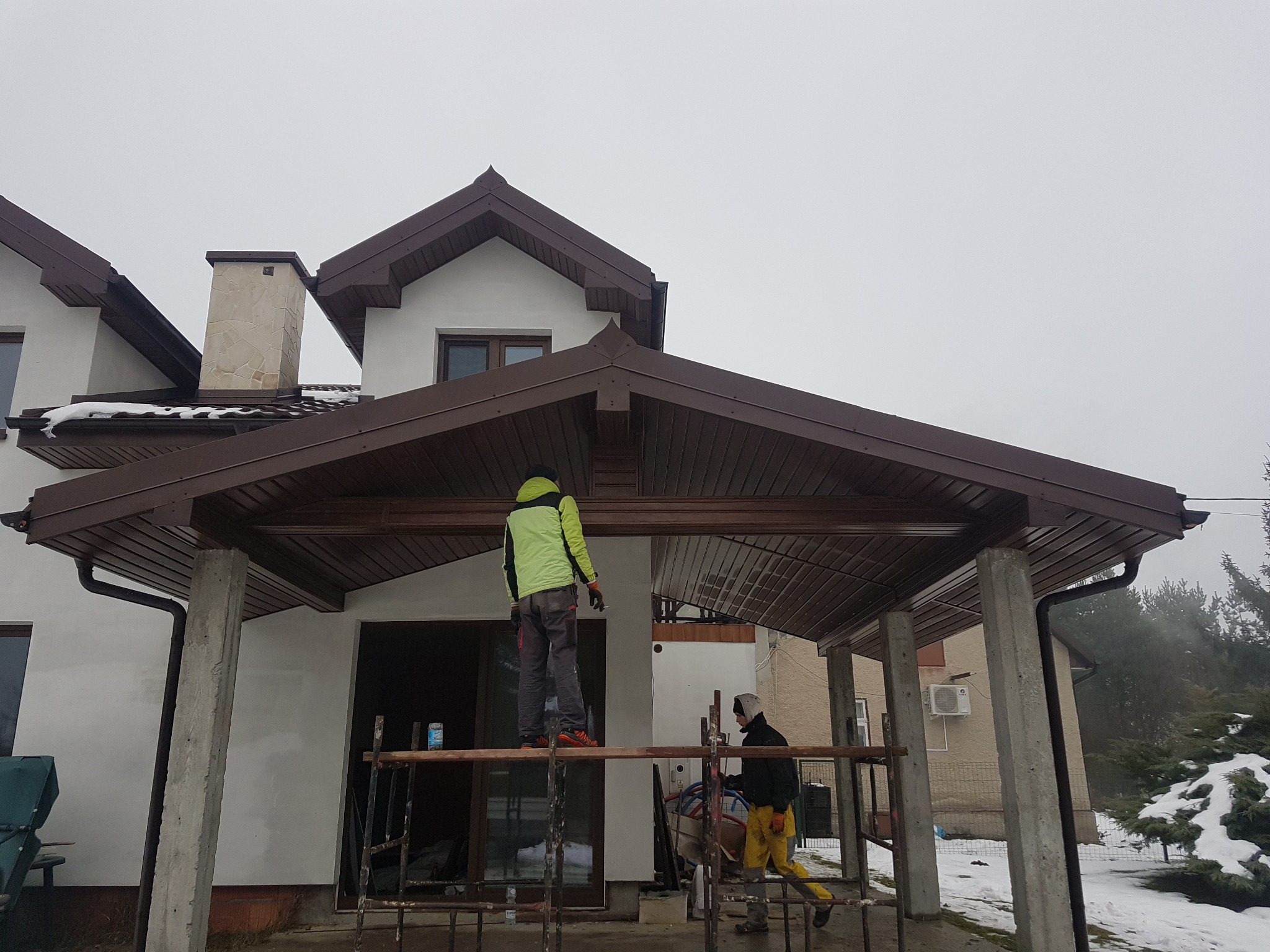 Dach blachodachówka, podbitka PCV.