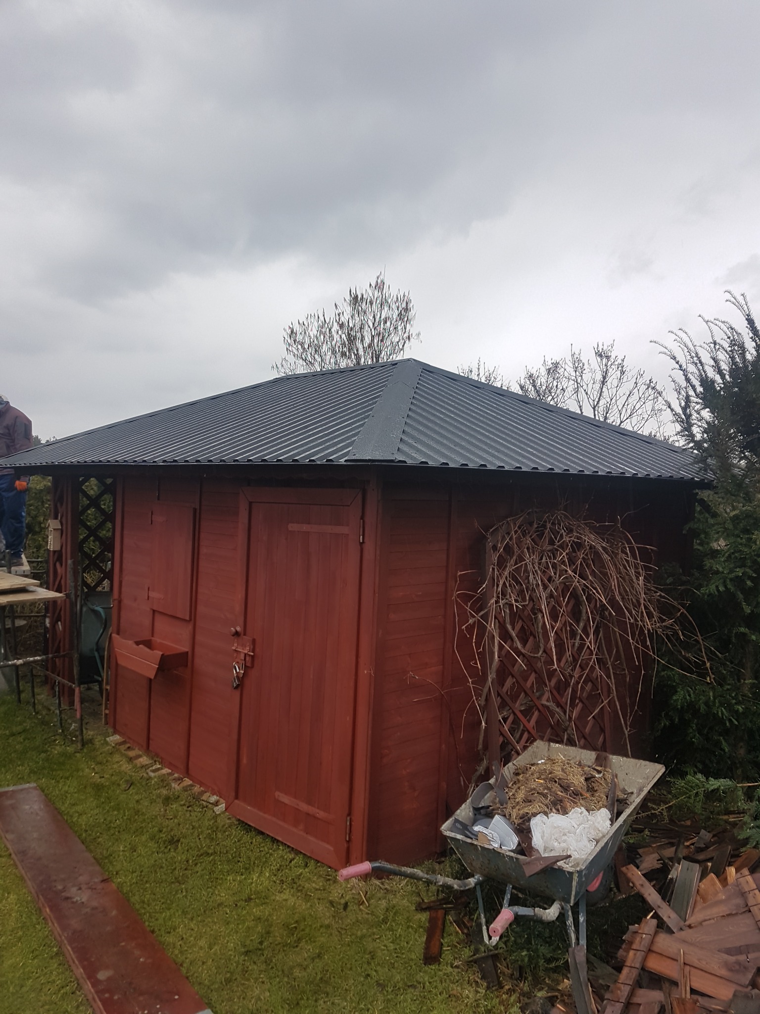 Wymiana poszycia dachu na domku gospodarczym z gontu drewnianego na blacho trapez T-18