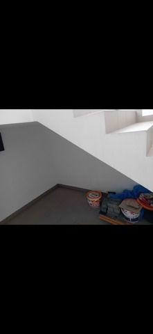 Wykończenie schodów z farbą i narzędziami w Twardogórze. Widok z dołu, ukazujący detale malowania i potrzebne akcesoria.