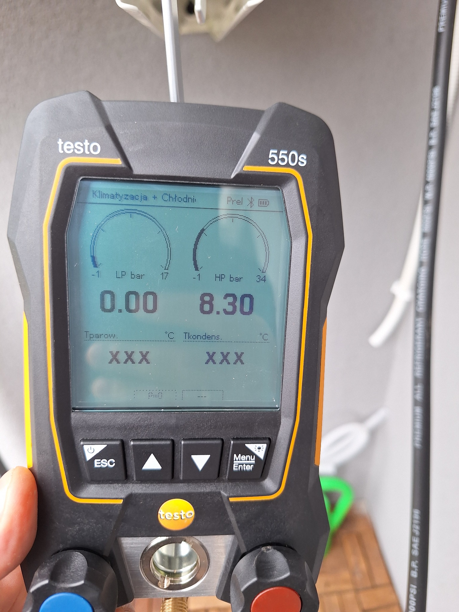 Cyfrowy manometr Testo 550s z wyświetlonymi parametrami klimatyzacji: ciśnienie LP 0.00 bar i HP 8.30 bar.