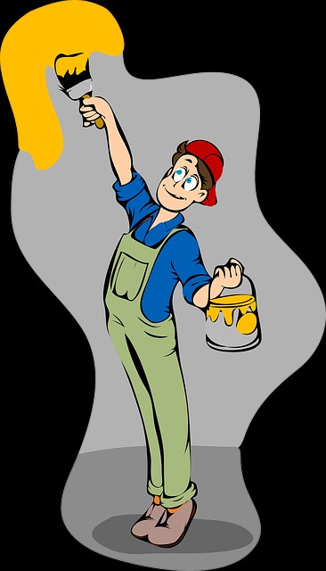 Radosny malarz w kombinezonie, z pędzlem w ręku i puszką żółtej farby, nanosi farbę na szarą ścianę.