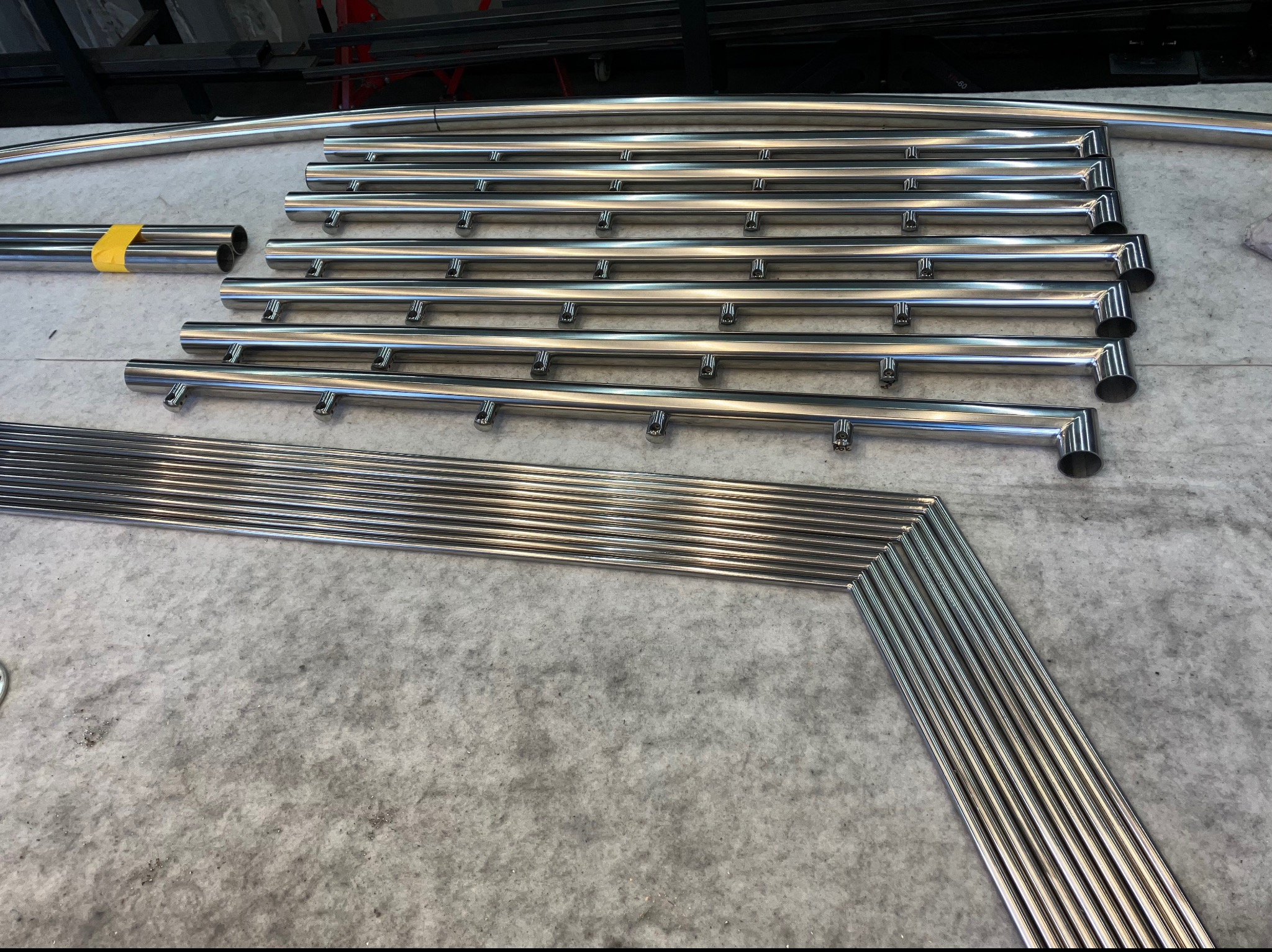 Balustrada na balkonie łukowym. Polerowana nierdzewka