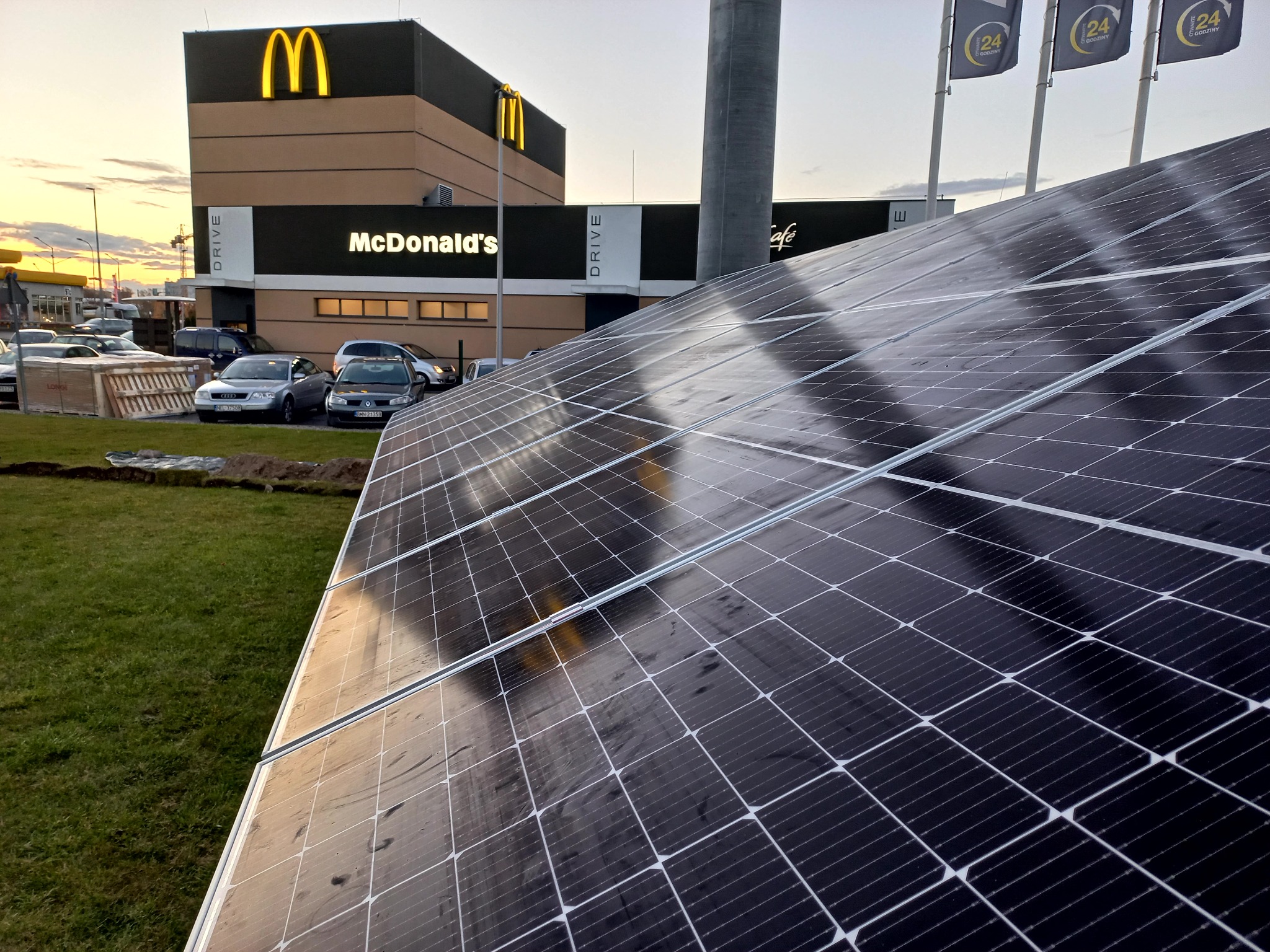 Montaż instalacji fotowoltaicznej dla McDonald's przy ul. produkcyjnej w Białymstoku