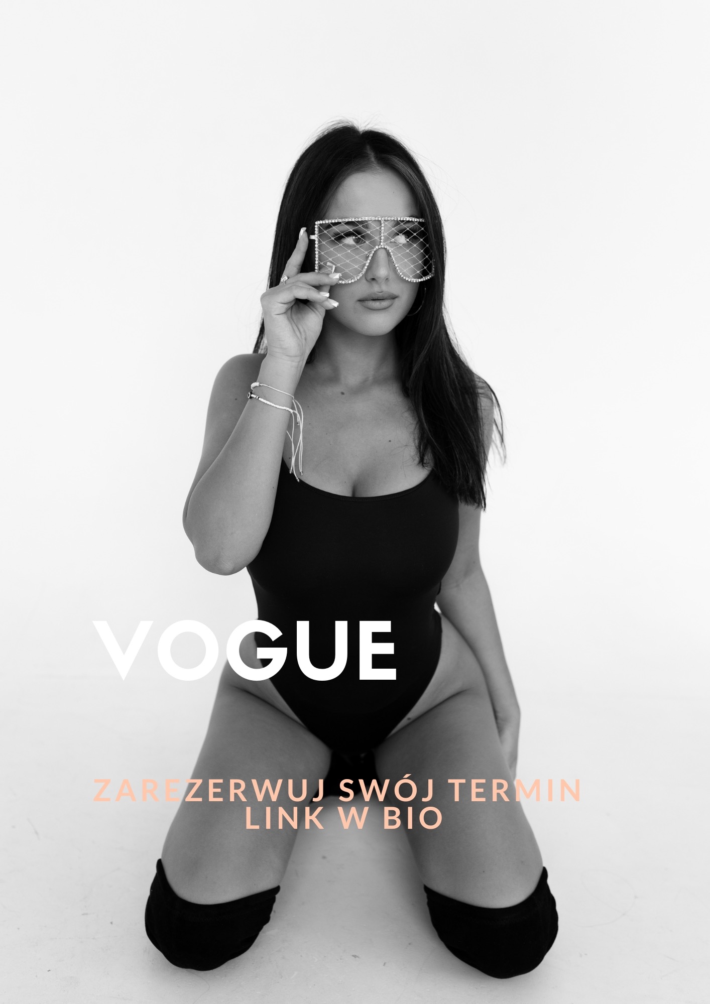 Kobieta w czarnym stroju kąpielowym i ozdobnych okularach z siatki, klęcząca na białym tle, z tekstem 'VOGUE' i wezwaniem do rezerwacji terminu.