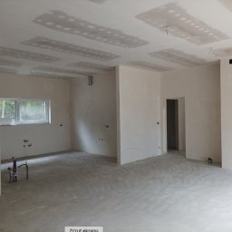 M2CAPITAL SPÓŁKA Z OGRANICZONĄ ODPOWIEDZIALNOŚCIĄ - Wnętrze w stanie deweloperskim z surową podłogą, ścianami przygotowanymi do malowania i sufitem z widocznymi śladami po szpachlowaniu płyt gipsowo-kartonowych, instalacja hydrauliczna wystaje ze...