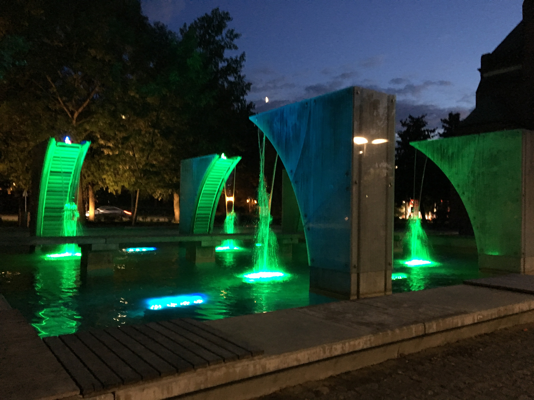 Fontanna między Bramą portową a kościołem. Szczecin.