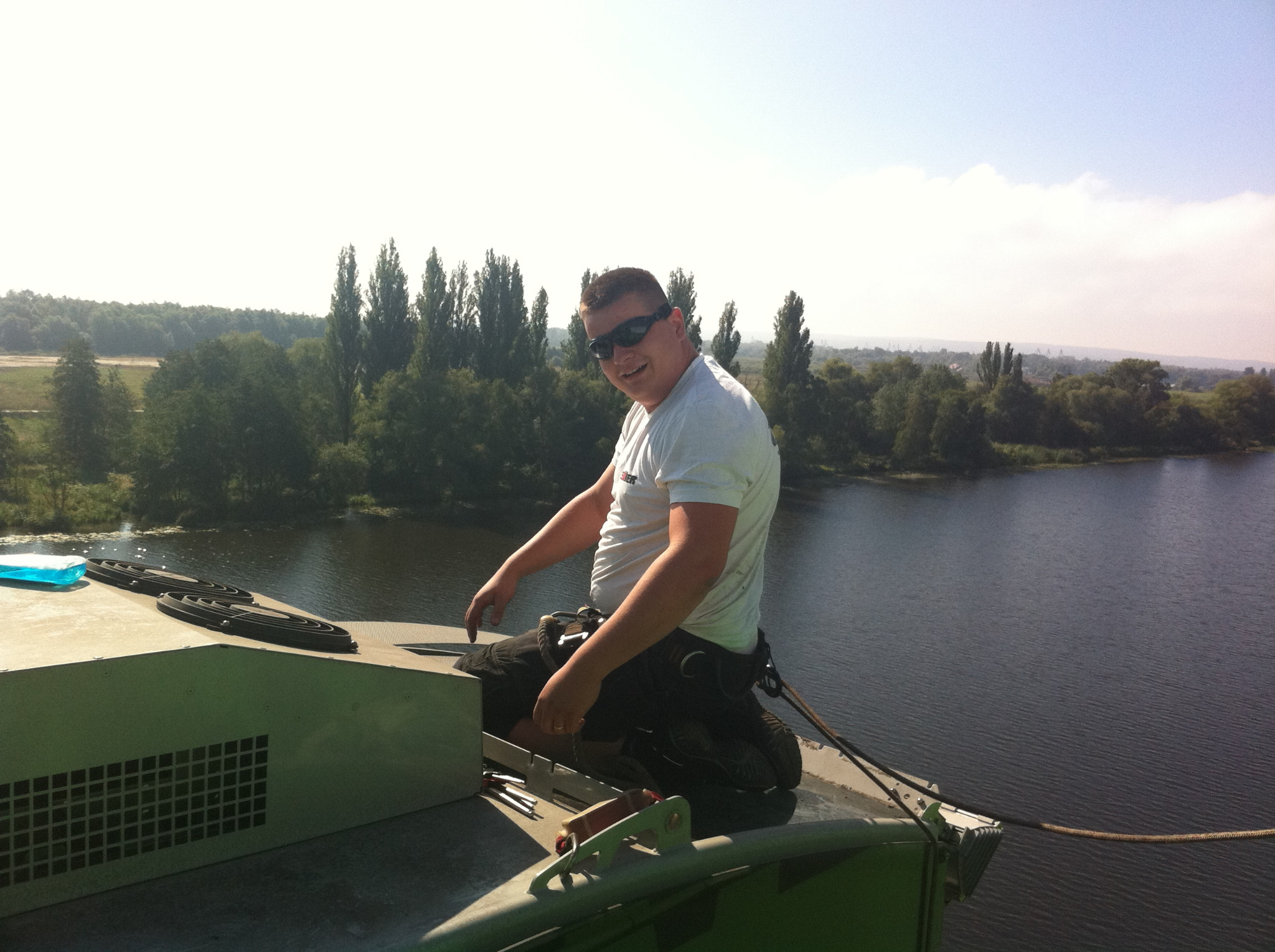 Dźwig, szyba na dachu kabiny.