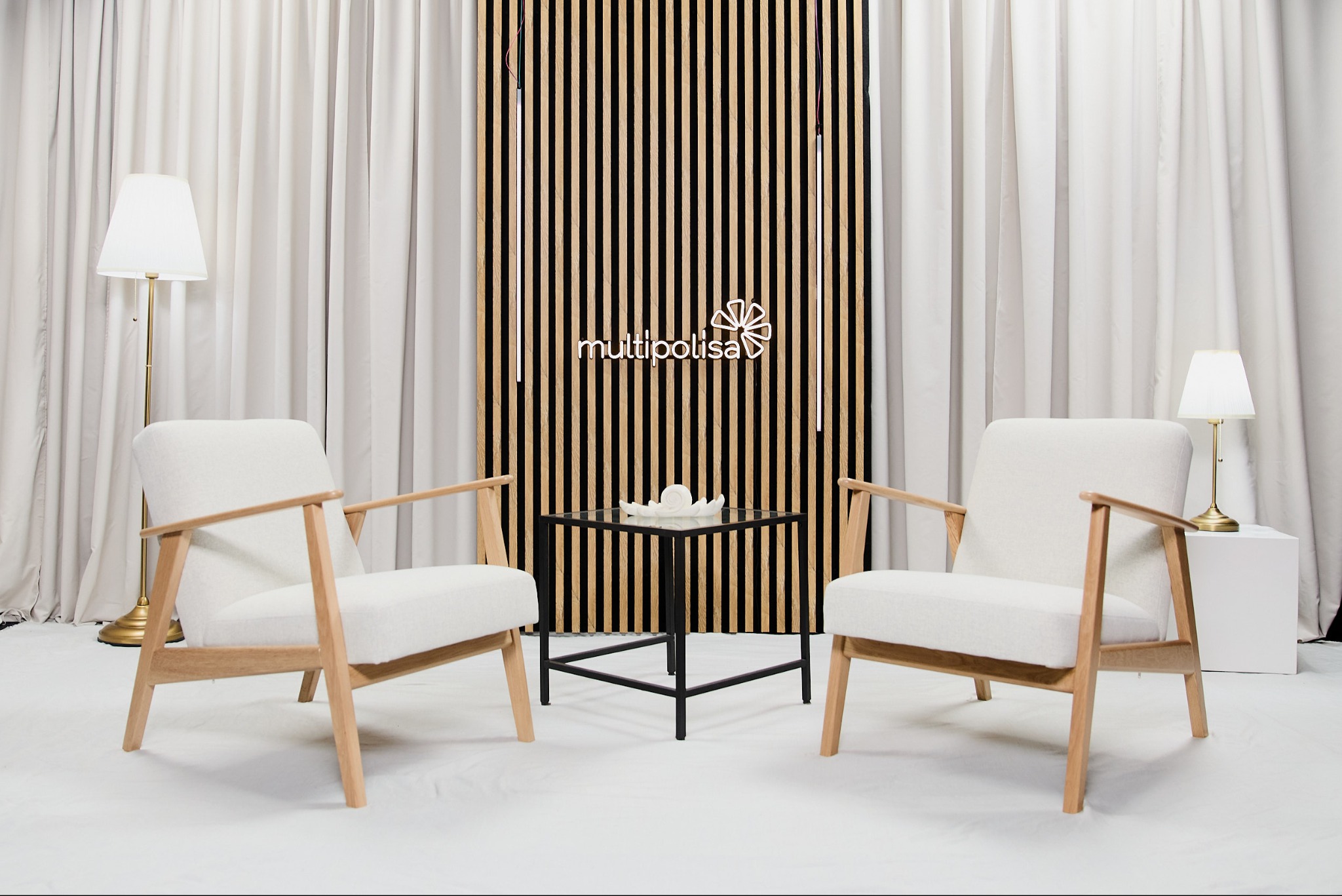 Jasna scenografia do podcastu wideo.