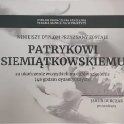 Dyplom ukończenia szkolenia z terapii manualnej dla Patryka Siemiątkowskiego, z podpisem prowadzącego Jakuba Durczaka, na tle grafiki przedstawiającej dłonie i kręgosłup.