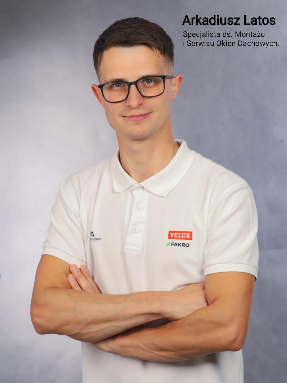 Portret Arkadiusza Latosa, specjalisty ds. montażu i serwisu okien dachowych, w białej koszulce polo z logo Velux i Fakro na tle szarego gradientu.