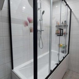 Montaż wanny z parawanem 