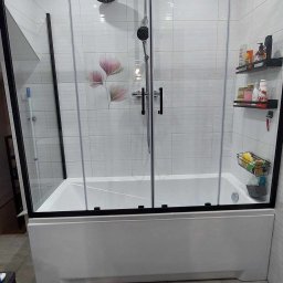 Montaż wanny z parawanem 