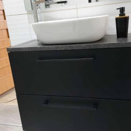 Montaż umywalki nad blatowej z szafką 