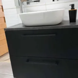 Montaż umywalki nad blatowej z szafką