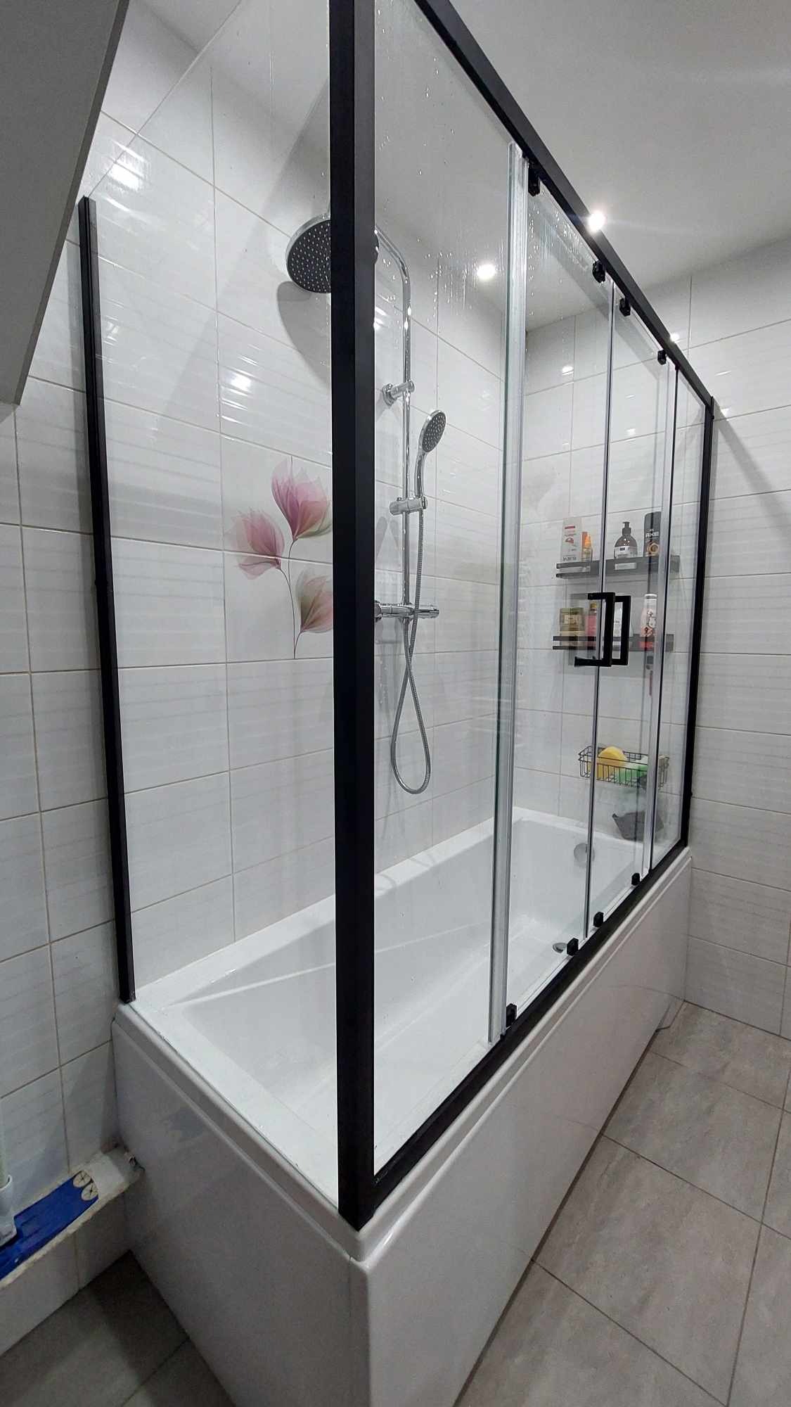 Montaż wanny z parawanem