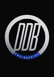 Srebrne logo DDB Engineering w okręgu na czarnym tle, z niebieskim napisem 'ENGINEERING' u dołu okręgu.