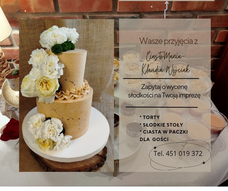 Dwupoziomowy tort w stylu rustykalnym, zdobiony białymi kwiatami, umieszczony na drewnianej podstawie, obok widoczne deserki w małych pucharkach.