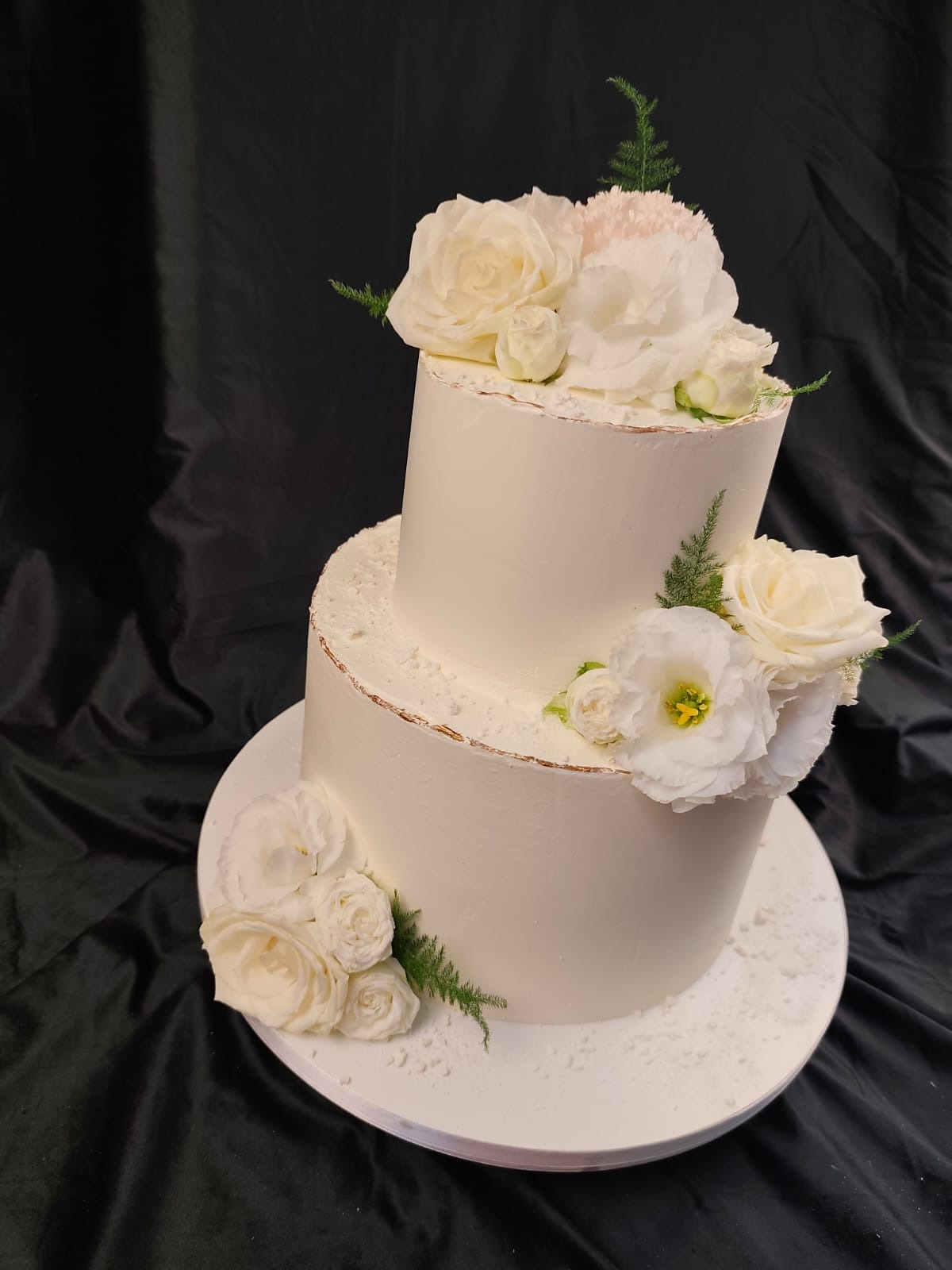 Tort wselny z delikatną kwiatową dekoracją.