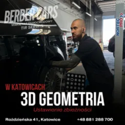 Mężczyzna z tatuażami na rękach ustawia zbieżność k&oacute;ł w samochodzie w warsztacie samochodowym. Widoczny specjalistyczny sprzęt do geometrii k&oacute;ł.