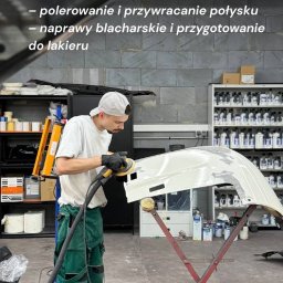 BERBER CARS SPÓŁKA Z OGRANICZONĄ ODPOWIEDZIALNOŚCIĄ - Pracownik w warsztacie szlifuje element karoserii samochodu przed lakierowaniem. W tle regał z farbami i narzędziami.