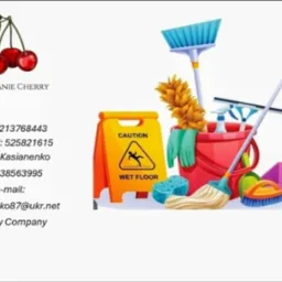 Grafika reklamowa firmy sprzątającej 'Cherry' z Warszawy, prezentująca logo z wiśniami, dane kontaktowe oraz zestaw narzędzi do sprzątania, w tym wiadro, mop, szczotki i tabliczkę ostrzegawczą...