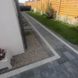 Chodnik z kostki brukowej w Tupadłach Lazurowe Domki letniskowe