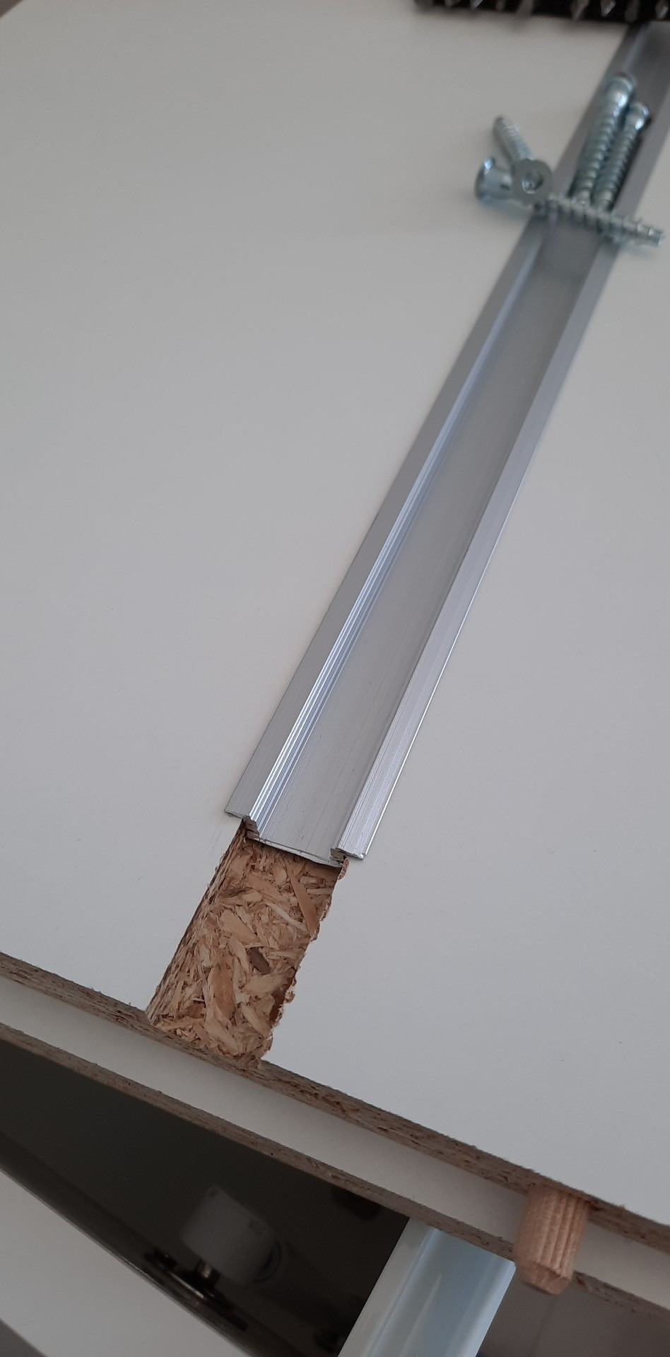 Montaż oświetlenia podszafkowego