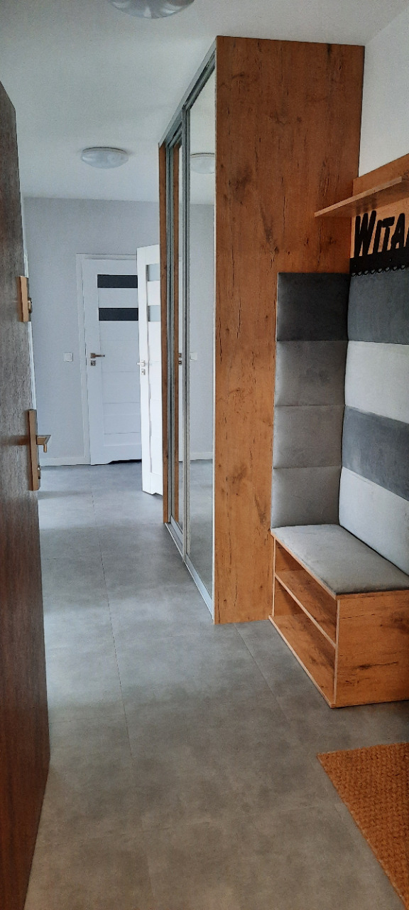 Szafa na wymiar wraz z miejscem na spoczynek, obuwie i wieszakiem na kurtki