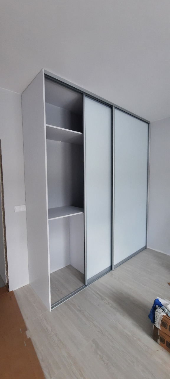 Największe drzwi przesuwne do szafy o szerokości 260cm