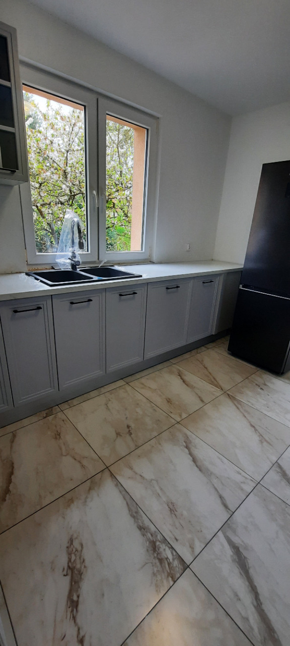 Zabudowa kuchni z frontami frezowanymi