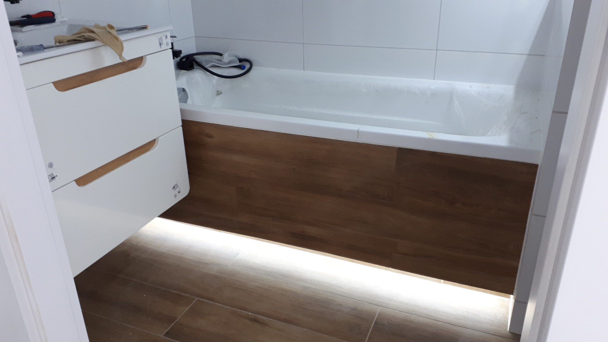 Montaż oświetlenia LED pod wanną