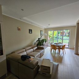 Odświeżenie kolorów w mieszkaniu. Salon w oliwkowej kolorystyce.