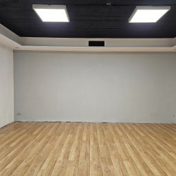 Montaż zabudowy GK dookoła pomieszczenia z podświetleniem LED. ściana przygotowana i pomalowana farbą ekranową. Przygotowanie pod rzutnik. 