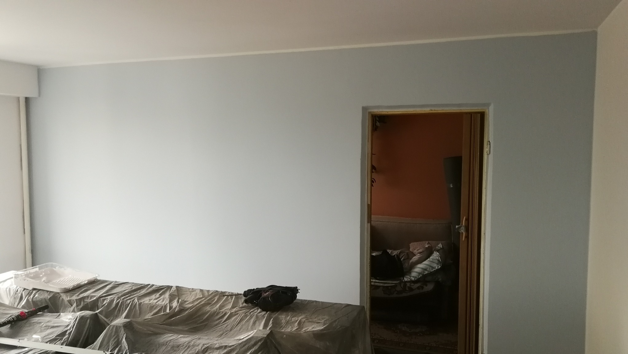 Odświeżenie pokoju. Usunięcie tapet, zrobienie gładzi i malowanie.