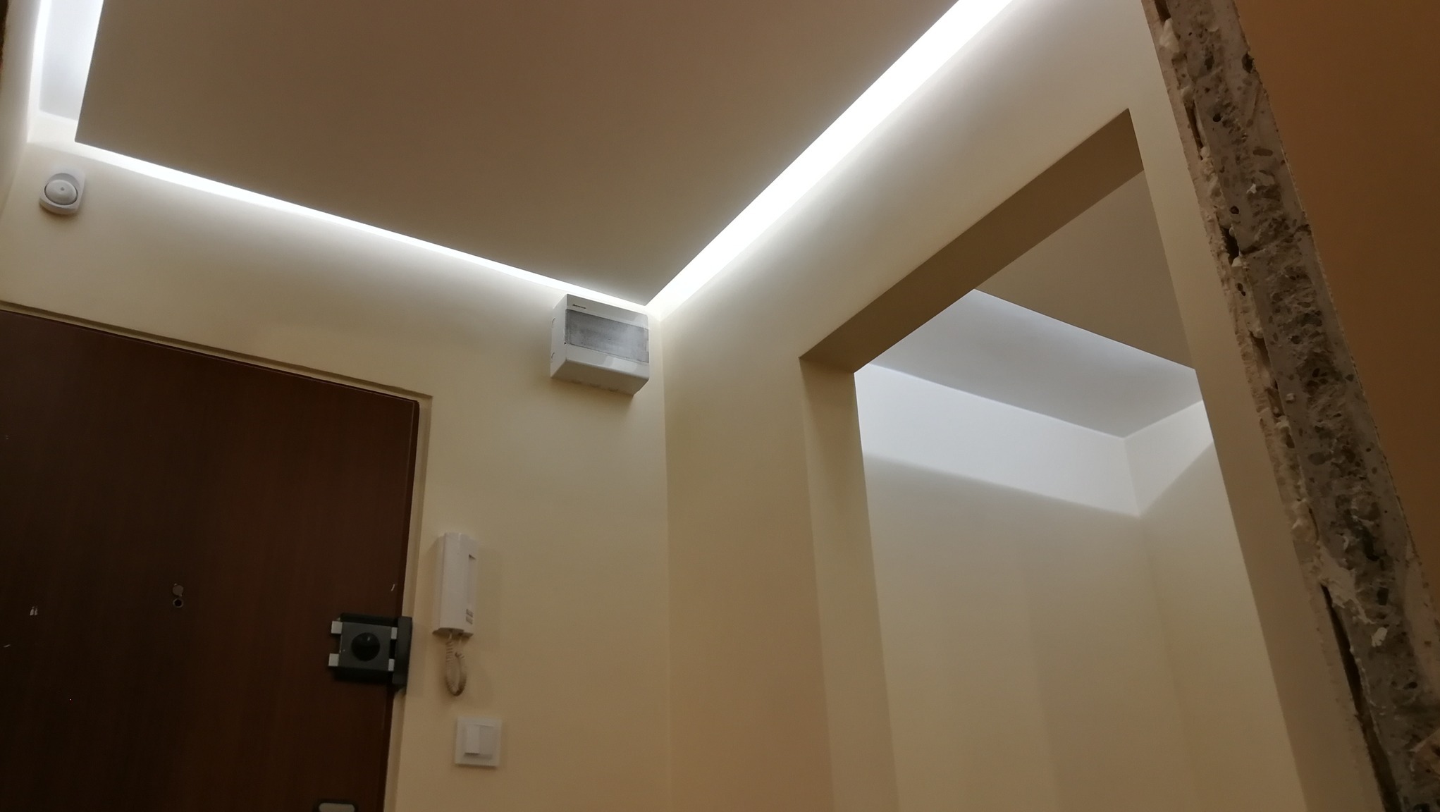 Podświetlane sufity podwieszane przy wejściu do mieszkania