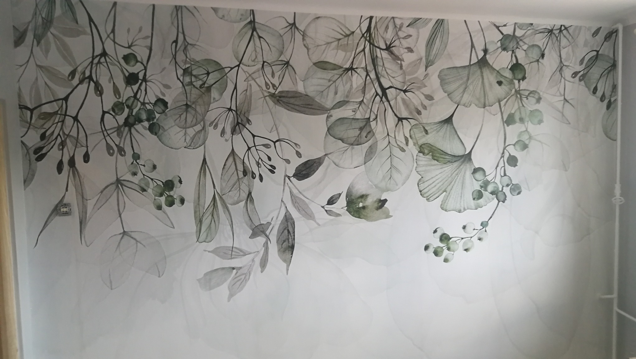 Wymiana tapety na nowy wzór. Usunięcie starej tapety, przygotowanie podłoża, przyklejenie nowej tapety.