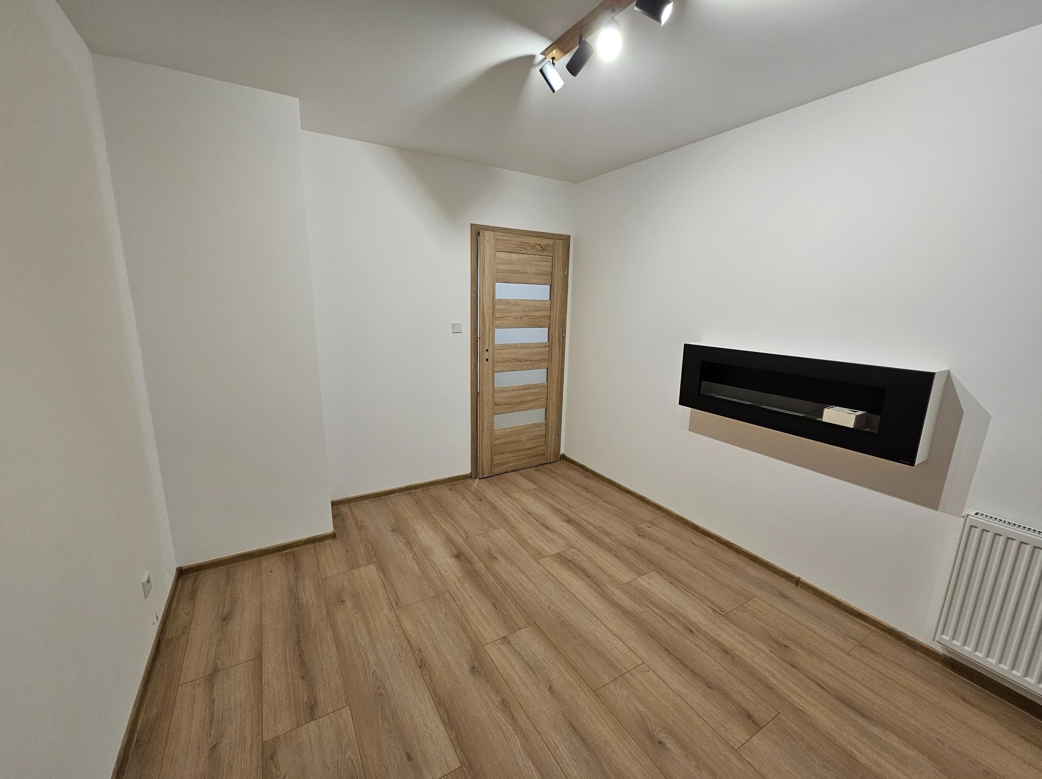 Wykończenie nowego mieszkania. Jeden z pokoi, wiszący bio kominek.