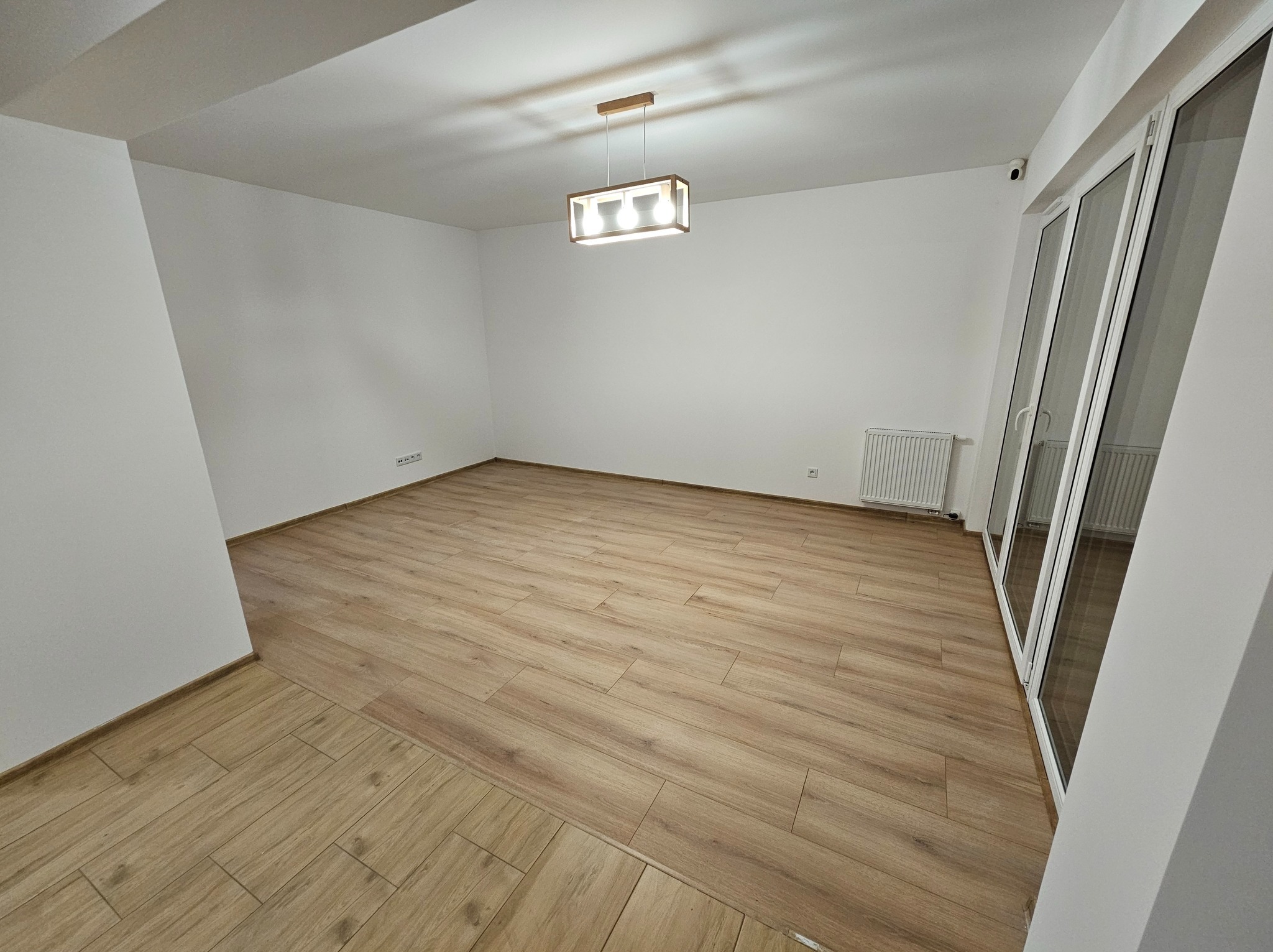 Wykończenie nowego mieszkania. Rzut na salon z otwartą kuchnią.