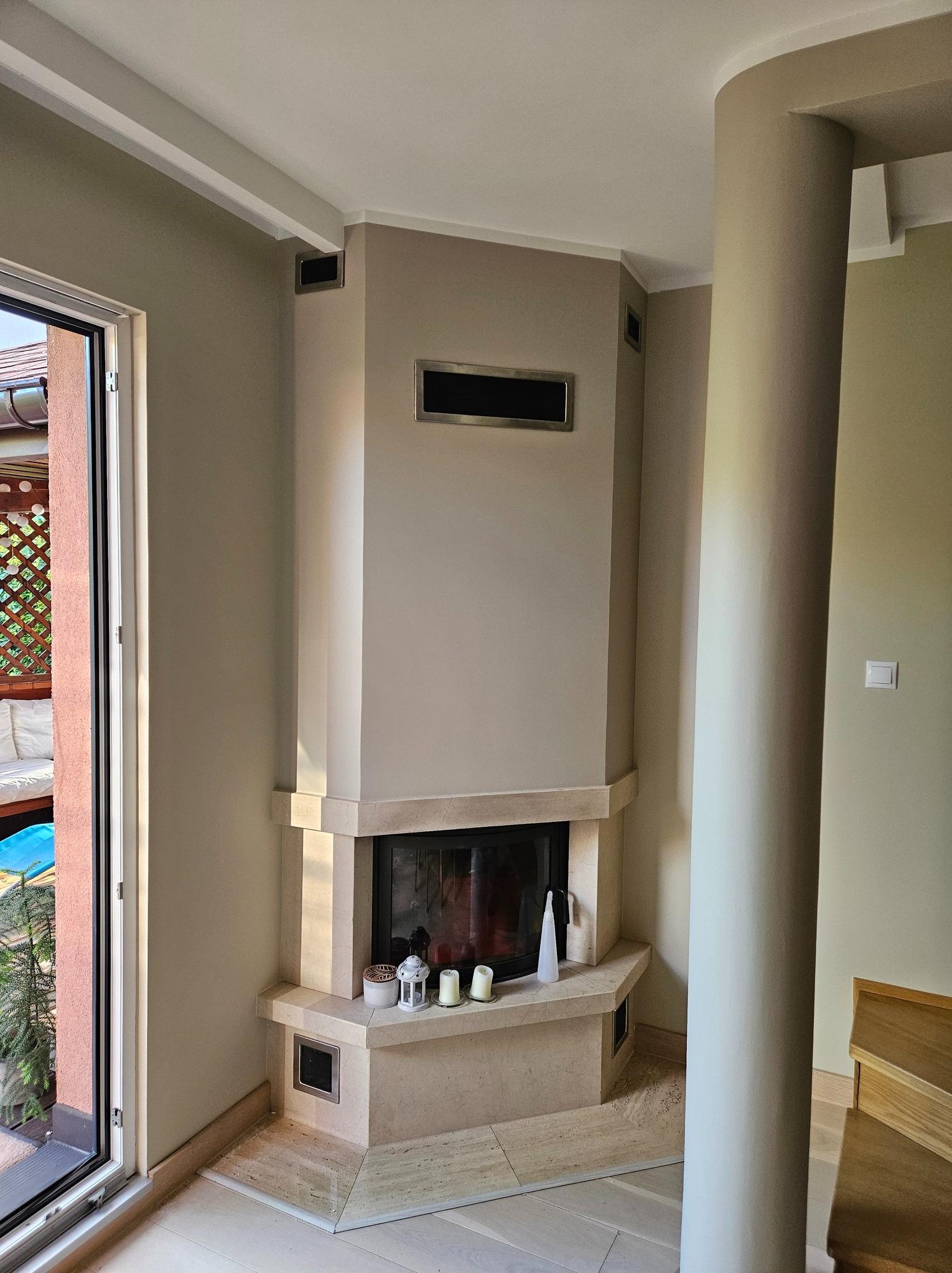 Odświeżenie koloru w mieszkaniu. Kawowy kominek.