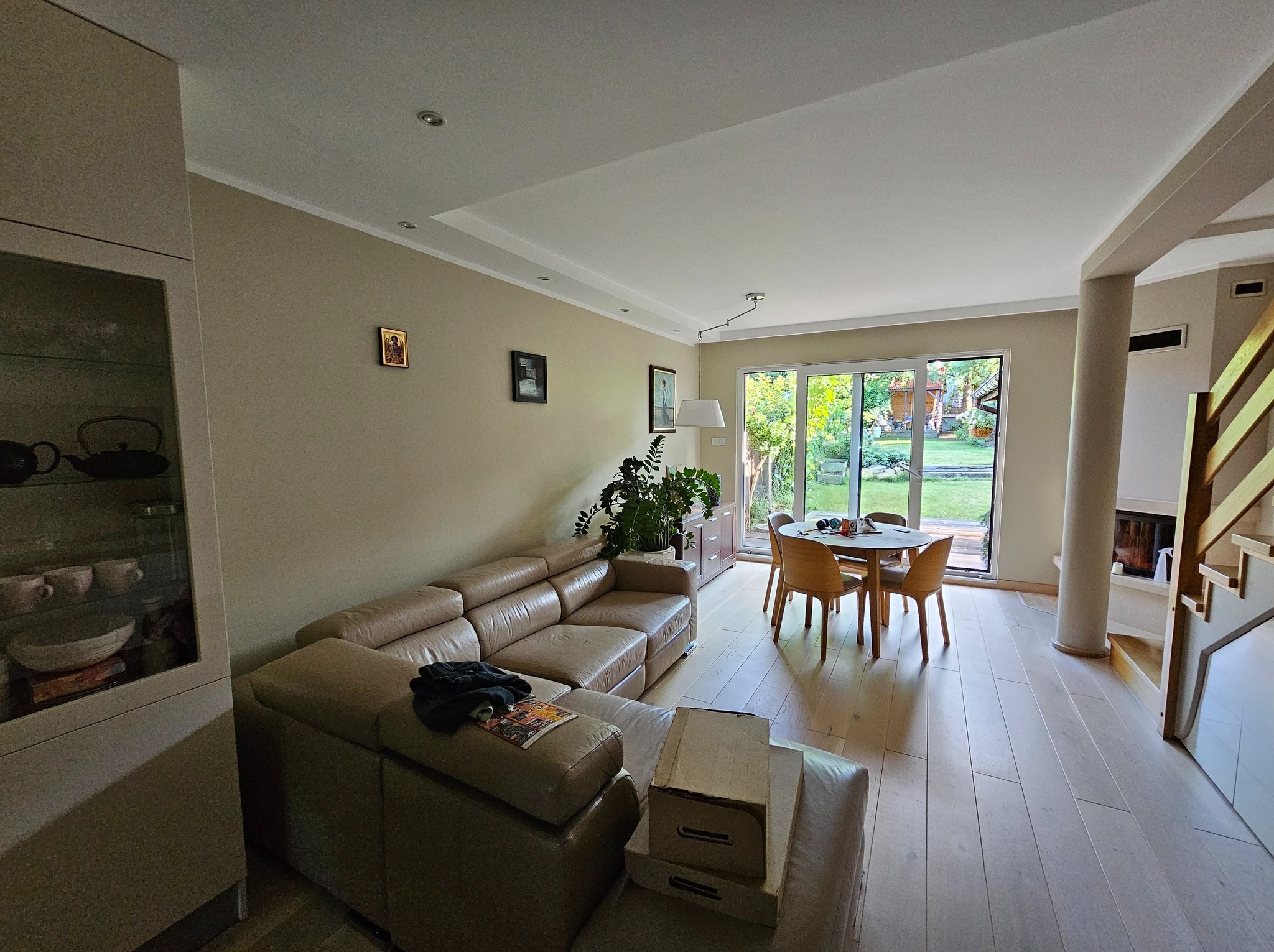 Odświeżenie kolorów w mieszkaniu. Salon w oliwkowej kolorystyce.